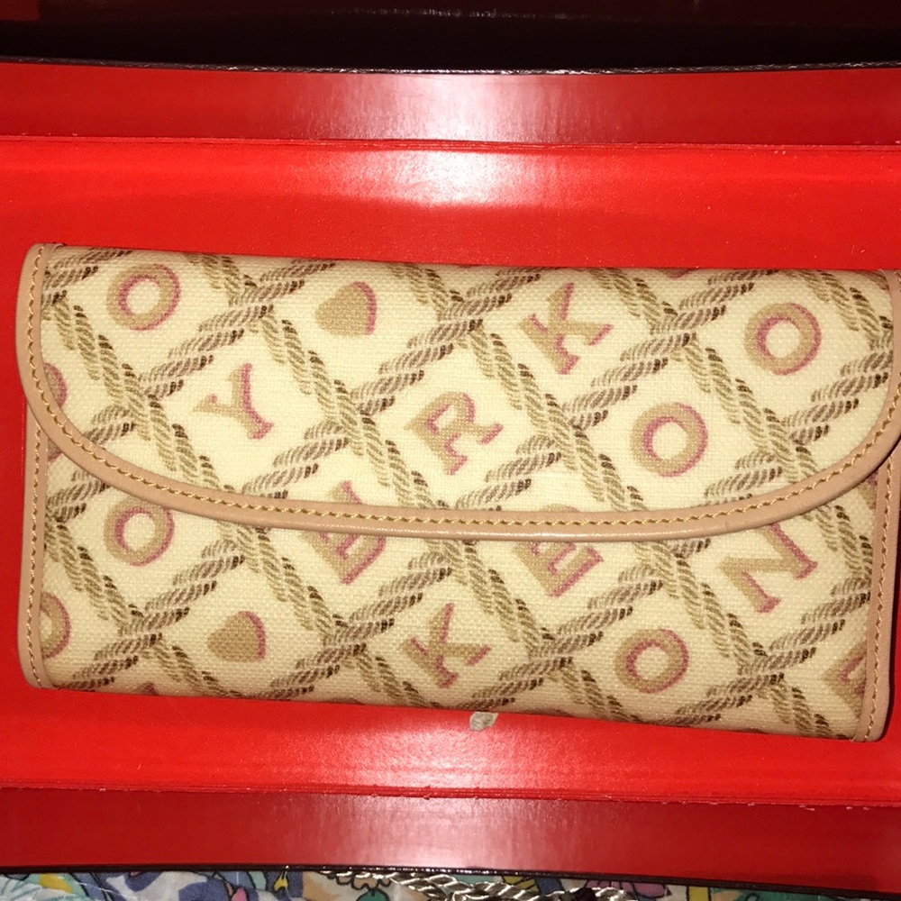 COPY - Brand new Dooney and Bourke wallet